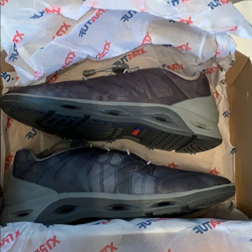 Men’s size 9 xtratuf spindrift sneakers